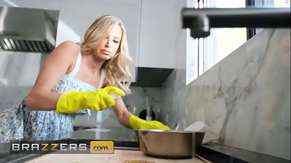 Emma Hix Seduces The Plumber By Sitting On His Face & Grabbing HIs Dick While He Works - BRAZZERS أنبوب جديد ساخن