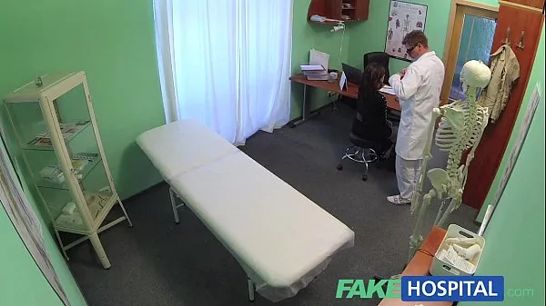 Vroča Fake Hospital Sexual treatment turns gorgeous busty patient moans of pain into p sveža cev