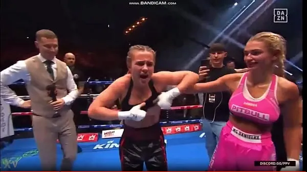 गरम Uncensored Daniella Hemsley Flashing after boxing Win ताज़ा ट्यूब