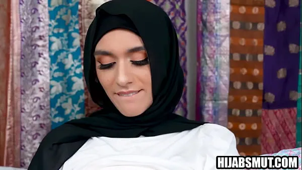 Varm Muslim girl fantasizing about sex with classmate färsk tub
