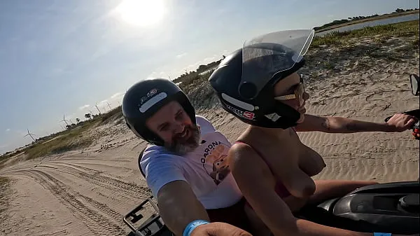 گرم In Canoa Quebrada, in the middle of the beaches and dunes of Ceará, Ted's ride with Ma Santos تازہ ٹیوب