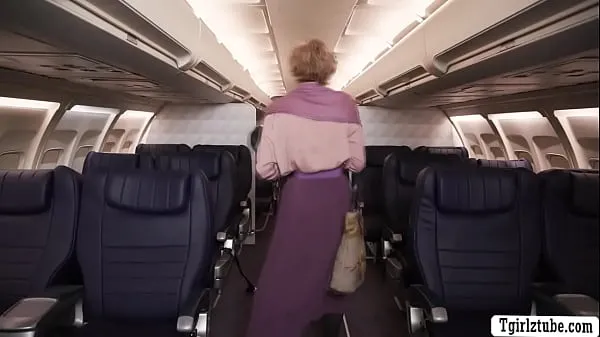 Gorąca TS flight attendant threesome sex with her passengers in plane świeża tuba