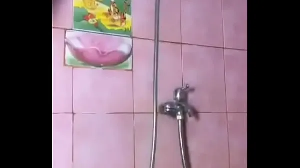 Ζεστό Pinkie takes a bath φρέσκο ​​σωλήνα