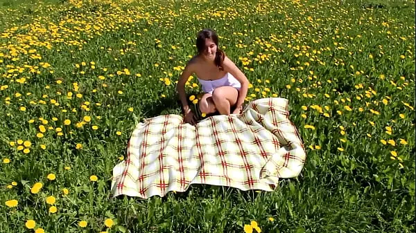 Vroča Beautiful Ananta Shakti masturbates pussy on a field with dandelions GB002 sveža cev