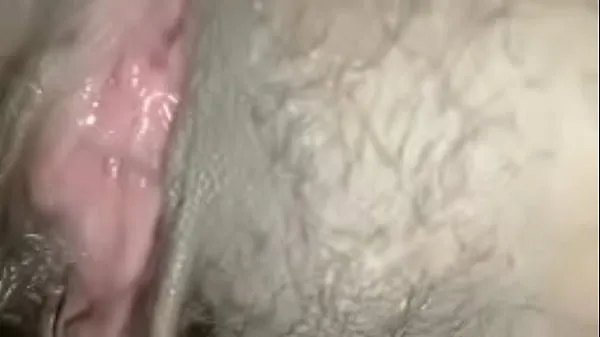 Varm Cum fills her clit, spreading her pussy. The call girl rubs her clit with his cock before stuffing his cock into her clit until she cums a lot, the cock is extremely excited färsk tub