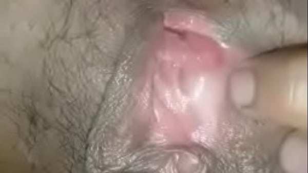 Varmt Spreading the big girl's pussy, stuffing the cock in her pussy, it's very exciting, fucking her clit until the cum fills her pussy hole, her moaning makes her extremely aroused frisk rør
