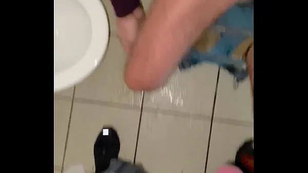 Vroča Amateur gay sucking cock in public toilet sveža cev