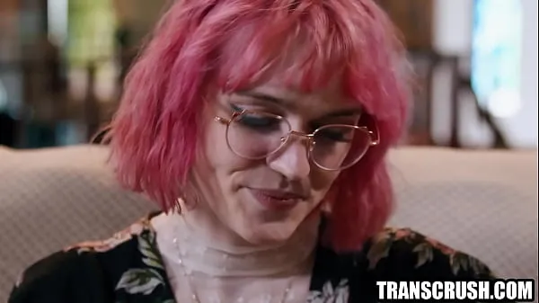 热的 Trans woman with pink hair fucking 2 lesbian girls 新鲜的管