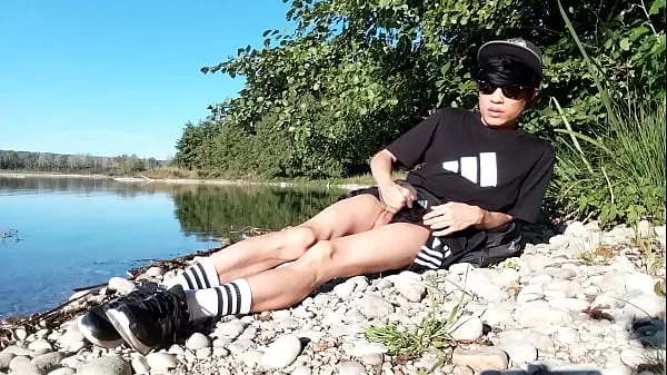 Tabung segar Jon Arteen wanks outdoor on a pebbles beach, the sexy twink wearing short shorts cums on his thigh, and cumplay panas