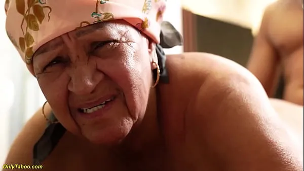 Горячий Пухлую 72-летнюю бабушку грубо трахнули в анал свежий тюбик