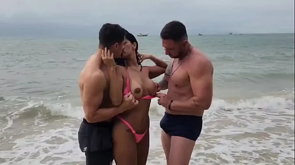 گرم I was at the beach enjoying the day when I found 2 hot guys and gave it to them right there تازہ ٹیوب