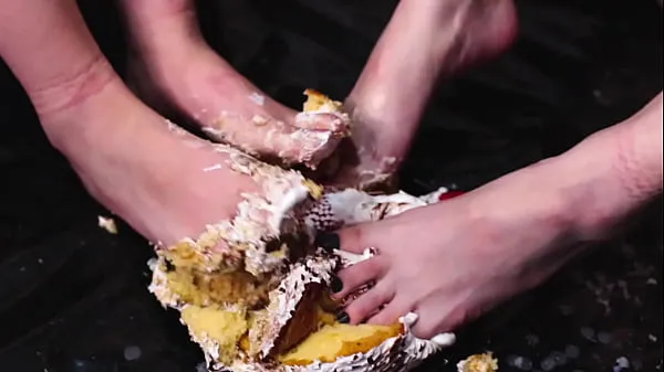 Feet Crushing Cake - Worship My Dirty Feet Tiub segar panas