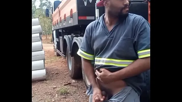 热的 Worker Masturbating on Construction Site Hidden Behind the Company Truck 新鲜的管