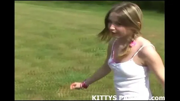 Forró Innocent teen Kitty flashing her pink panties friss cső