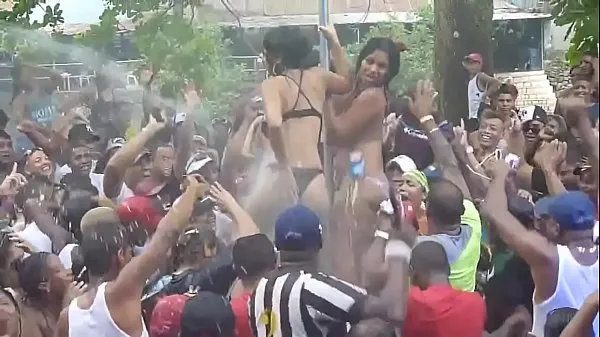 Caliente Women undress at Panamanian carnival - 2014 tubo fresco