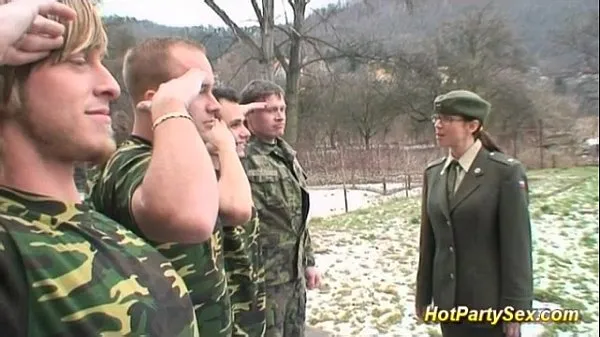 Varmt Military Chick gets soldiers cum frisk rør