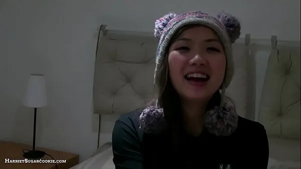 Vroča Asian teen Harriet Sugarcookie's 1st DP video sveža cev