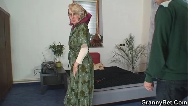 Lonely old grandma pleases an young guy أنبوب جديد ساخن